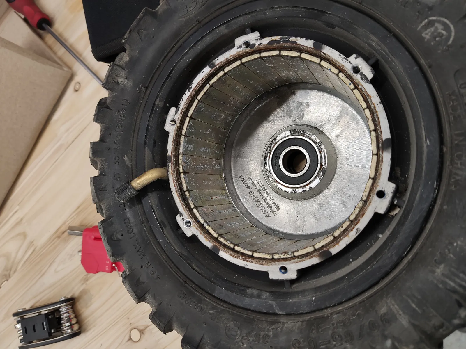 motor elektrickej kolobežky, magnety, pneumatika, ložisko, rotor